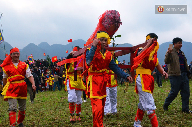 Nhiều người dân chen chân chụp ảnh bên cạnh của quý khổng lồ trong lễ hội độc nhất vô nhị ở Việt Nam